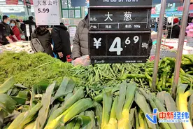 大葱一个月涨价近六成！消费者：以前按捆买，现在按根买图片