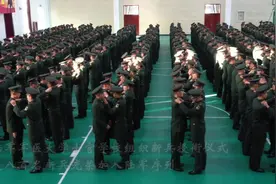 新兵父母：我亲眼见证了孩子的“成人礼”视频封面