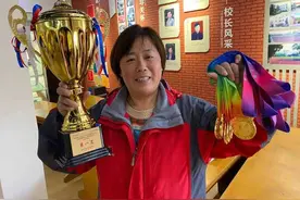 牛不牛？教田径的女老师半路出家，带着小学足球队斩获江山的六连冠图片