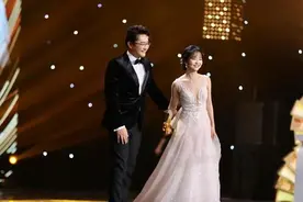 “国民老爸”涂松岩与谭松韵重聚国剧盛典图片