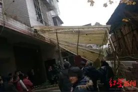 奶奶怀抱1岁孙儿坠楼：奶奶身亡孙儿幸存，警方介入调查图片