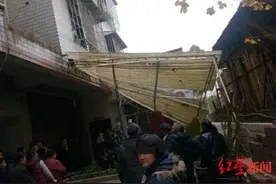 奶奶怀抱1岁孙儿坠楼：奶奶身亡孙儿幸存，警方介入调查图片