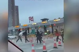 因别车起冲突，男子10余秒挥2拳“KO”两人，警方：他是练搏击的，双方已和解图片
