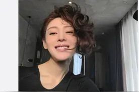 集体做头发！张天爱卷发自拍响应奚梦瑶冬季仪式图片