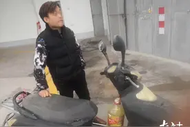 用食用油桶装运汽油回家储存，梅州一男子被拘留5日图片