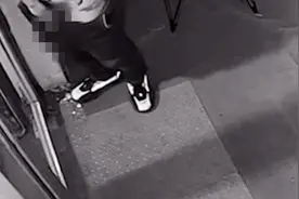 男子多次在商铺前裸露隐私部位，商家：已持续四个月视频封面