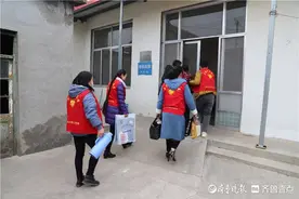 阳信扶贫干部携手手拉手爱心志愿者送贫困老人回家图片