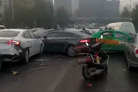 西安冬季“保留节目”：连年被曝“洒水结冰事故”图片