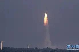 印度成功发射一颗通信卫星图片