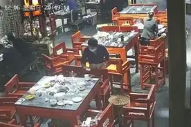 温州男子吃火锅手机被服务员捡走 结果让人吃惊图片