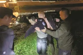 “我没有以你为傲，只是心疼你”夜晚48岁老民警跳进冰河里救人，老婆急得连发5条短信！“乘风破浪”的钢铁硬汉，也是平凡的丈夫和父亲图片