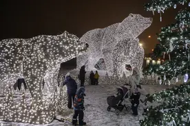 不愧为战斗民族！俄罗斯莫斯科北极熊雕塑彩灯霸气十足图片
