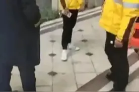 南宁一外卖员被保安用防爆叉锁喉引争议，市民对此事褒贬不一图片
