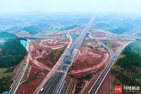 现场航拍图来了！四川成宜高速全线建成将于年底通车图片