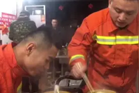 感动！消防员救援归来颤抖吃面后续来了 网友：有你们在，很安心图片