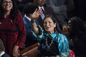 拜登提名原住民哈兰德担任内政部长，为美国历史上首次图片