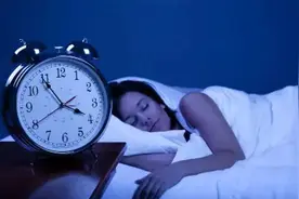 睡觉时身体突然抖一下？感觉突然在下坠？可能有这些毛病图片