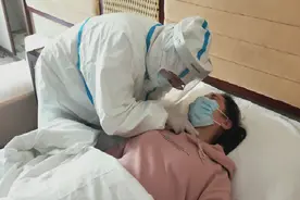 威海市文登区汤泊集中医学观察临时党支部组织医护团队开展心肺复苏应急演练图片