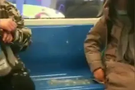女孩乘地铁“坐炸”羽绒服，隔壁小伙被喷一身白毛视频封面