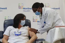 美媒：个人因接种新冠疫苗出现不良反应，药企免责视频封面