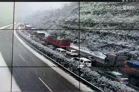 大雪管制 雅西高速大量车辆滞留路面图片