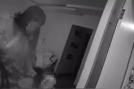 醉酒姑娘凌晨身着内衣敲错门 嘴里不时喃喃自语(图)图片