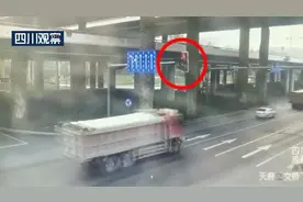又见运渣车闯红灯 成都交警“零容忍”查处图片