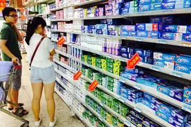 “奇效”牙膏最后的秀场：“消炎止血”“防初老”？新规拟上紧箍图片