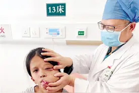 被巨大面部纤维瘤缠身 化州少女迎来改变契机图片