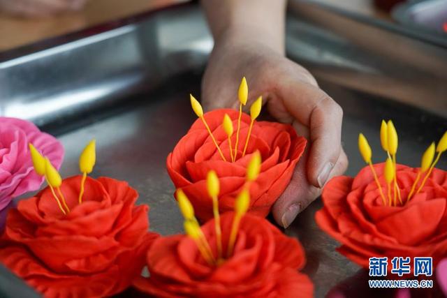 小面团塑出幸福花