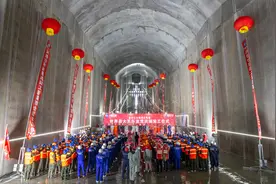 “镜面混凝土”见过吗？白鹤滩水电站泄洪洞工程完工图片