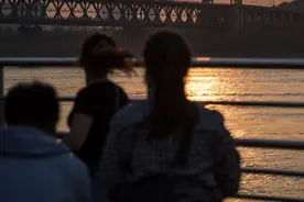 排队参观毛主席乘坐过的客轮图片