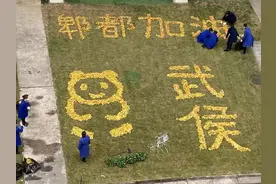 成都“保安大叔”用银杏落叶在大地上作画 背后有这样一个故事图片