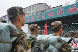 湖北鄂州武警新兵开启野营拉练 检验训练成果图片