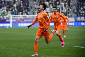 山东鲁能2：0胜江苏苏宁 夺足协杯冠军图片
