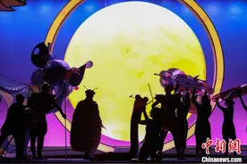 中国儿艺《萤火虫姐弟历险记》用童话思考现实图片