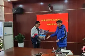 母女遭醉汉纠缠 扬州14岁少年不畏强暴挺身守护图片