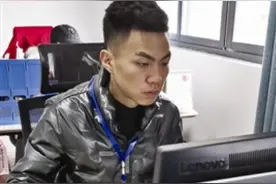 过肩摔撂倒1米8壮汉后夺刀救人 90后小伙：没想那么多就冲过去了图片