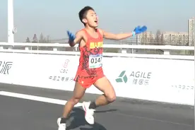 纪念跑现场：10:31 第一名冲线 用时33分58秒图片