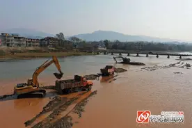 图说怀化｜大型机械正在溆浦县桥江镇河道中清理整修河道图片