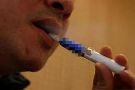 珍爱生命 远离毒品：小伙吸了一口别人递来的烟，可怕的事情发生了……图片