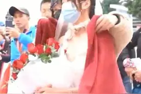 姑娘穿婚纱在马拉松终点等待男友，冻得瑟瑟发抖！不料男友早已退赛回家图片