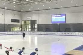 8岁女孩比赛摔了一跤，结局太燃了图片