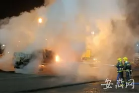沥青罐车凌晨突发大火 六安消防紧急扑救成功处置图片