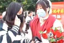 女子寒风中在马拉松终点穿婚纱等候，男友没跑完先回家了视频封面