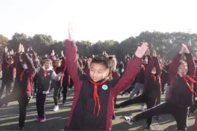 抖音网红歌曲《你笑起来真好看》，被这所中学的师生们改编成了创意课间操图片