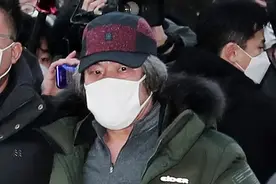 素媛案罪犯出狱后首次离开家，警察寸步不离图片