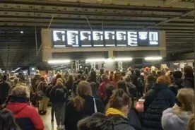 大量伦敦人试图在封锁前的午夜逃离城市，场面一片混乱，警察出动图片