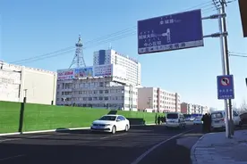 周女士：车辆从虎山西路行至虎山公园北面，想要进入解放大街，如何正确行使图片
