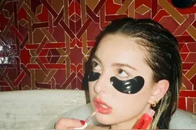 时髦办 | 乔布斯小女儿靠浴照出道，美翻图片